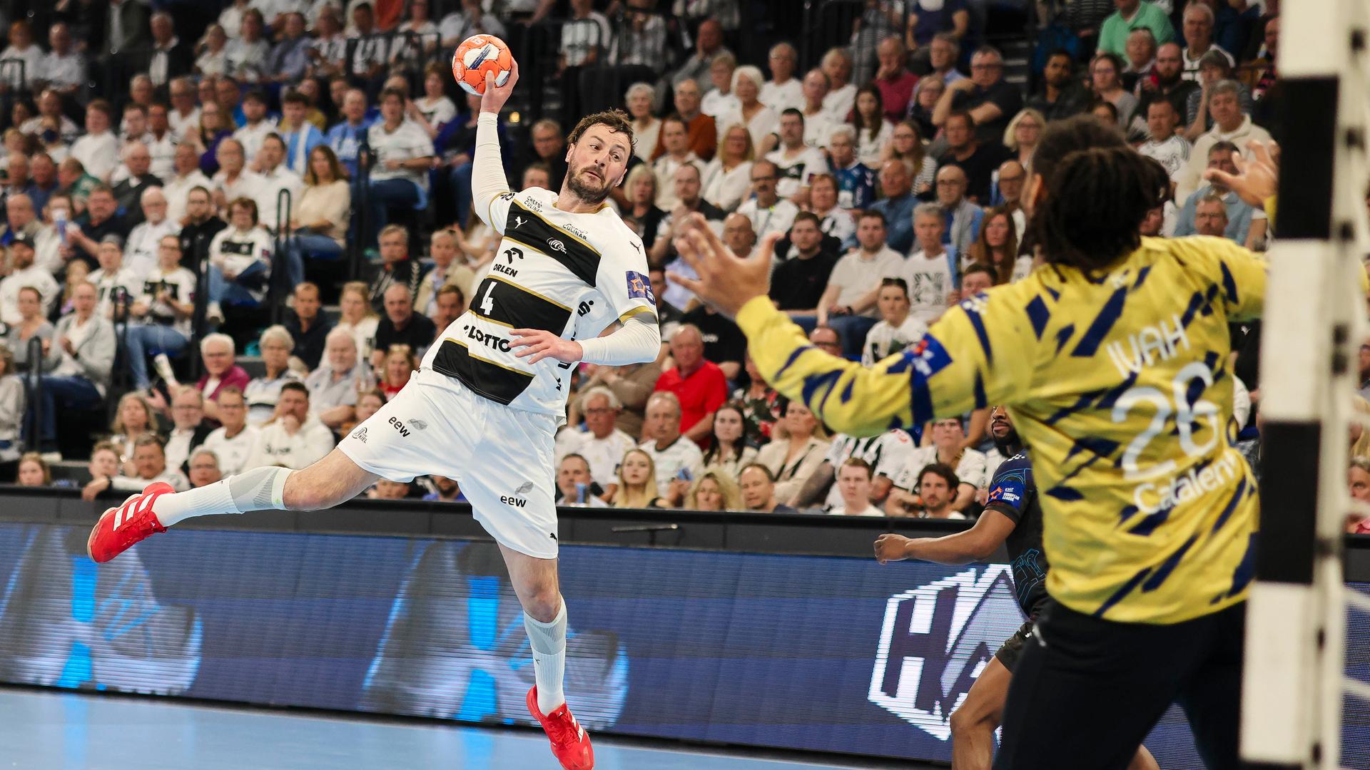 Handball-European-League, THW Kiel - Limoges, Viertelfinal-Rückspiele: Kiels Domagoj Duvnjak (links) wirft aufs Tor. 