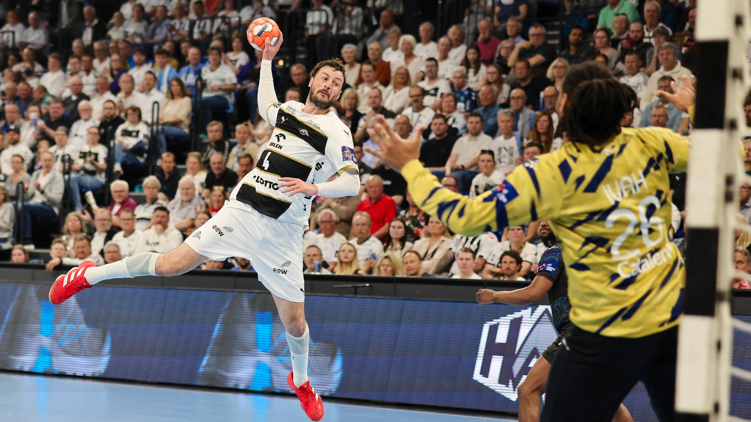 Handball-European-League, THW Kiel - Limoges, Viertelfinal-Rückspiele: Kiels Domagoj Duvnjak (links) wirft aufs Tor. 