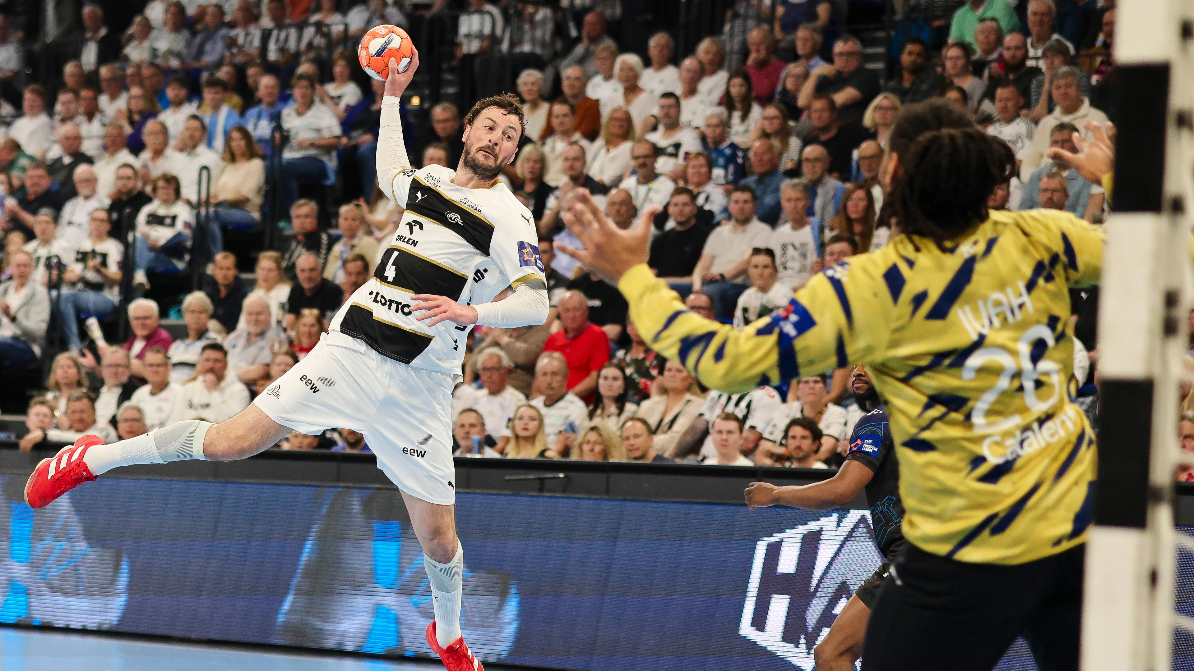 Handball-European-League, THW Kiel - Limoges, Viertelfinal-Rückspiele: Kiels Domagoj Duvnjak (links) wirft aufs Tor. 