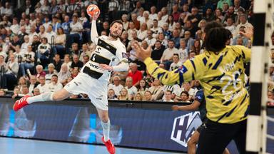 Handball-European-League, THW Kiel - Limoges, Viertelfinal-Rückspiele: Kiels Domagoj Duvnjak (links) wirft aufs Tor. 