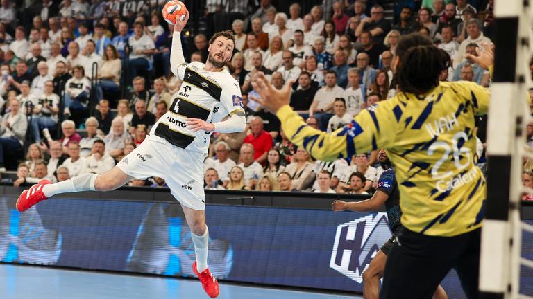 Handball-European-League, THW Kiel - Limoges, Viertelfinal-Rückspiele: Kiels Domagoj Duvnjak (links) wirft aufs Tor. 