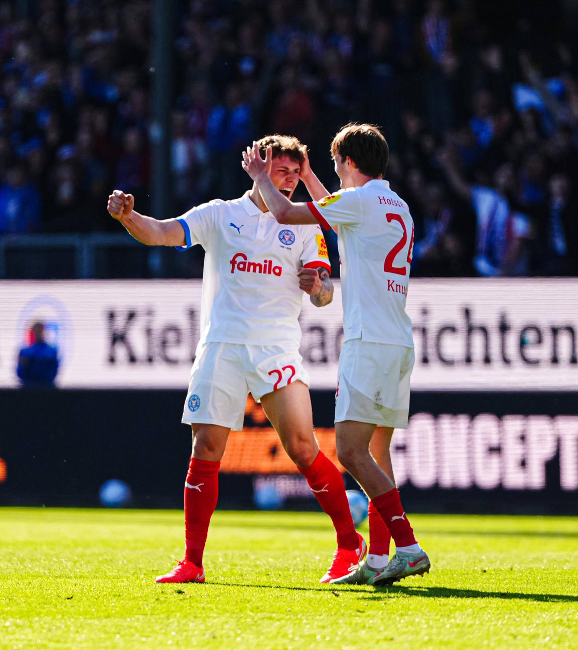 Holstein Kiel jubelt Jubel nach Sieg gegen Mönchengladbach am 26.04.2025.