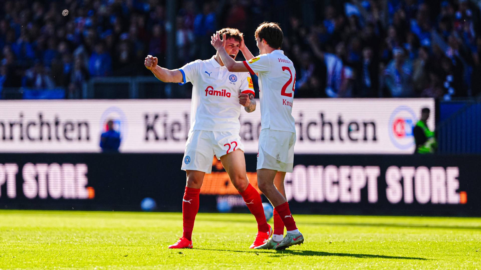 Holstein Kiel jubelt Jubel nach Sieg gegen Mönchengladbach am 26.04.2025.