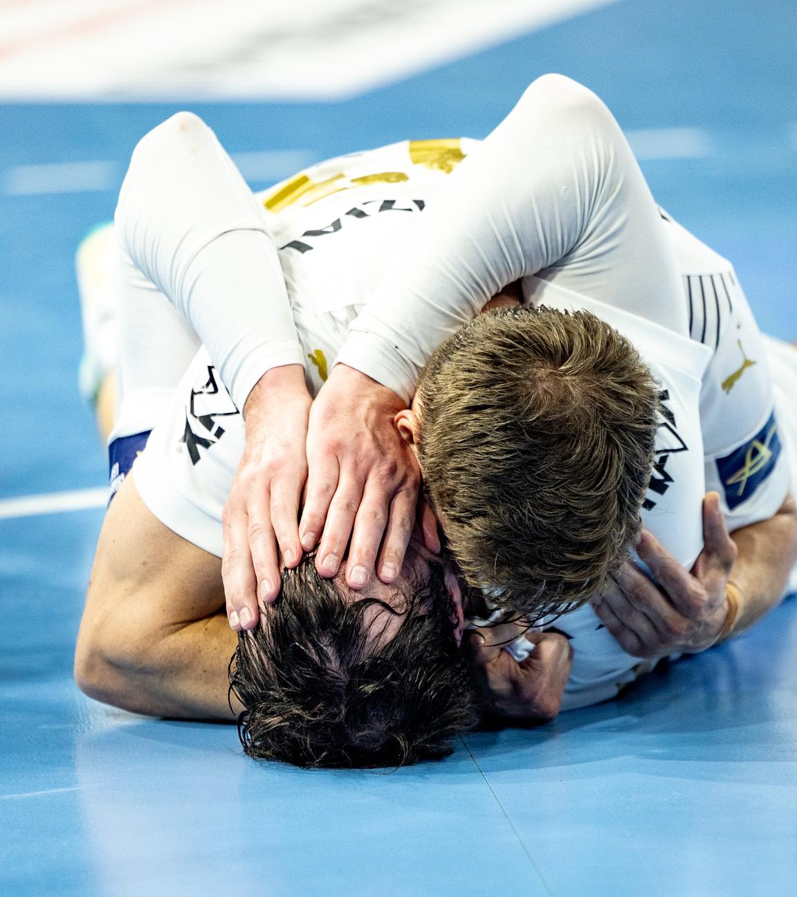 Handball-Champions League, THW Kiel - Montpellier HB, Viertelfinal-Rückspiel: Die Kieler Domagoj Duvnjak und Rune Dahmke feiern den Sieg.