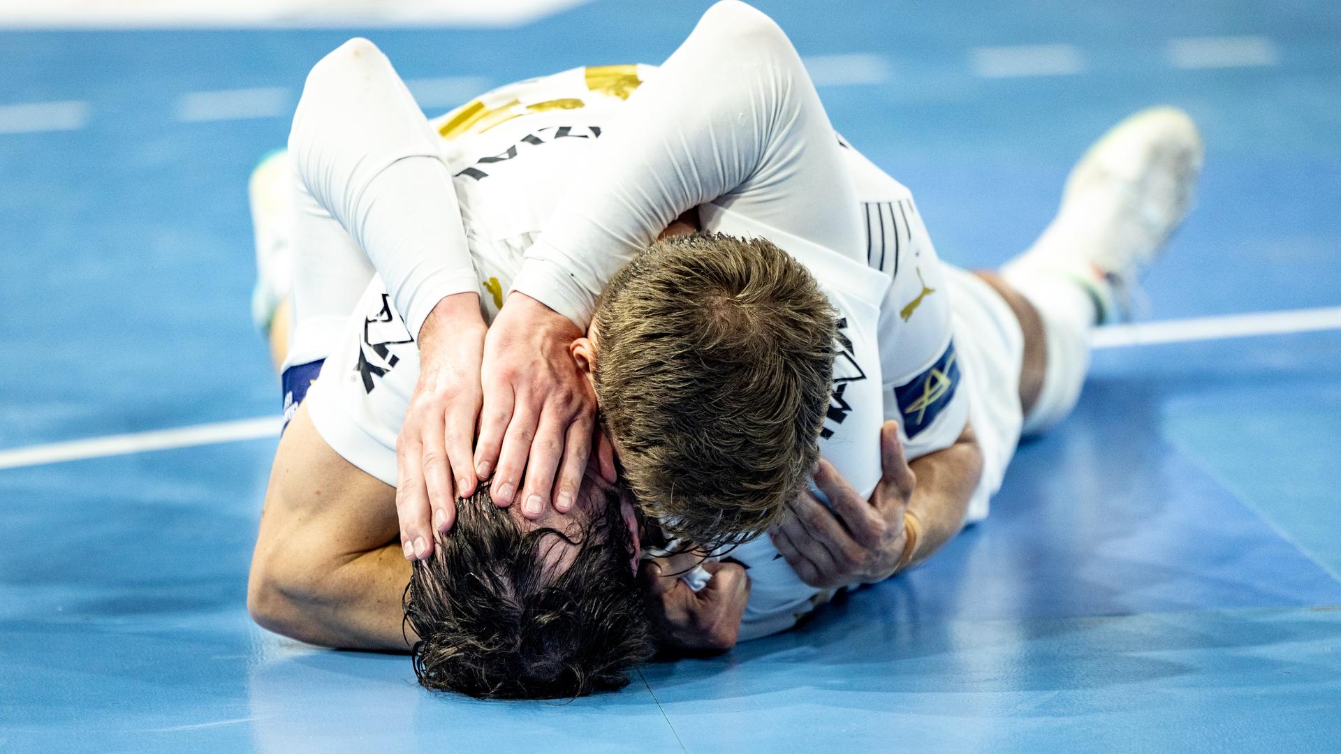 Handball-Champions League, THW Kiel - Montpellier HB, Viertelfinal-Rückspiel: Die Kieler Domagoj Duvnjak und Rune Dahmke feiern den Sieg.