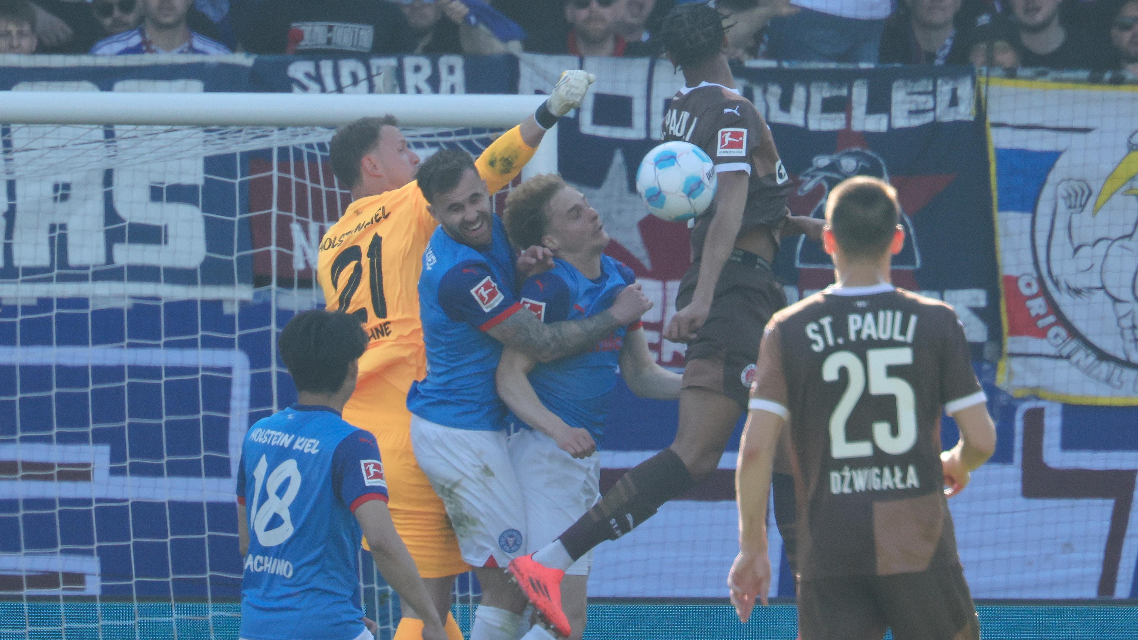 Kiels Torwart Thomas Dähne spielt den Ball mit der Faust beim Spiel gegen St. Pauli am 12.04.2025.