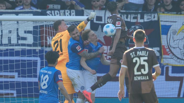 Kiels Torwart Thomas Dähne spielt den Ball mit der Faust beim Spiel gegen St. Pauli am 12.04.2025.