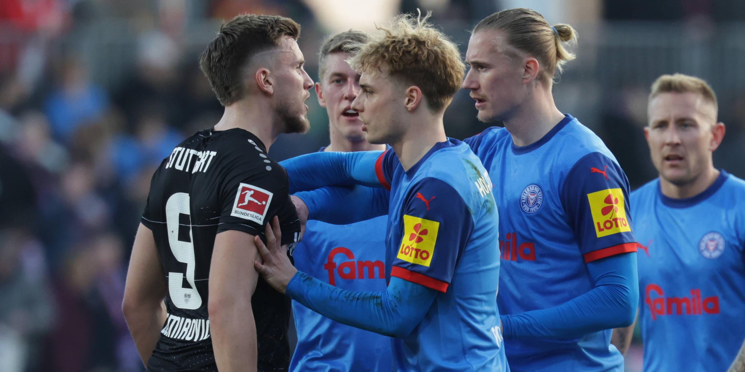 Stuttgarts Ermedin Demirovic diskutiert mit Marvin Schulz beim Spiel am 08.03.2025.