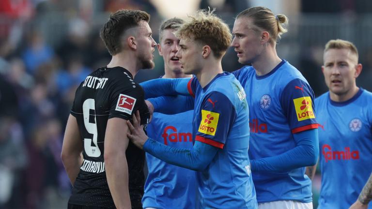 Stuttgarts Ermedin Demirovic diskutiert mit Marvin Schulz beim Spiel am 08.03.2025.