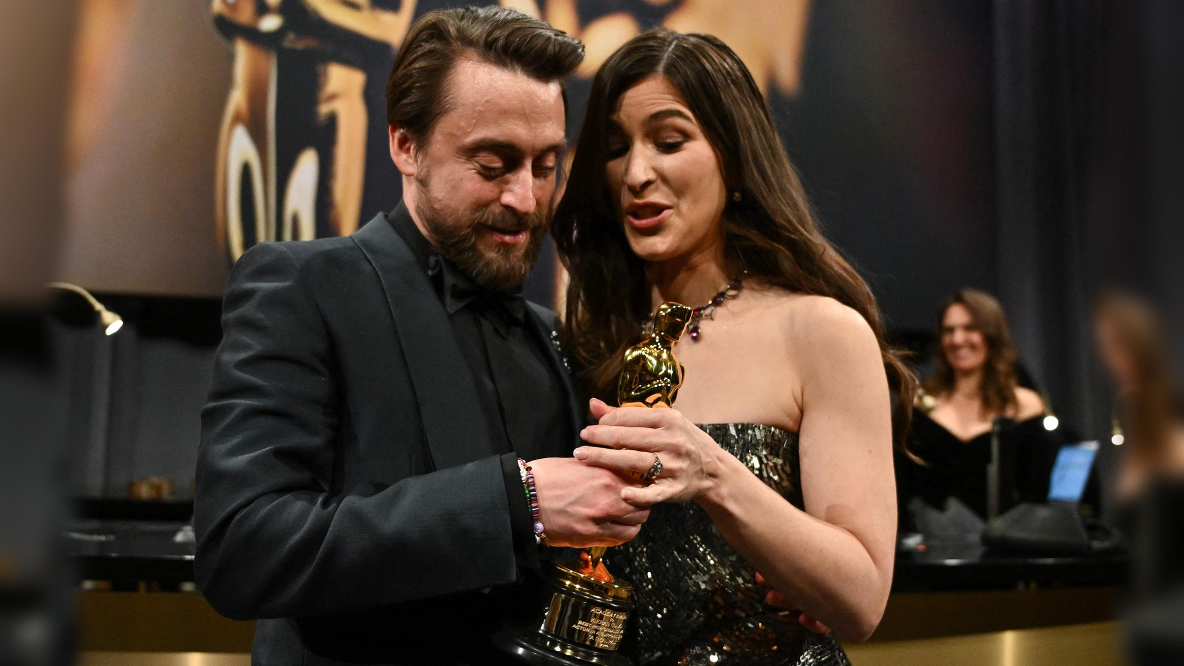 Kieran Culkin erhält den Oscar als bester Nebendarsteller. In seiner Dankesrede erinnerte er seine Frau an ihr Versprechen, ihm zwei weitere Kinder zu schenken, wenn er gewinnt. (03.03.2025) Quelle: AFP