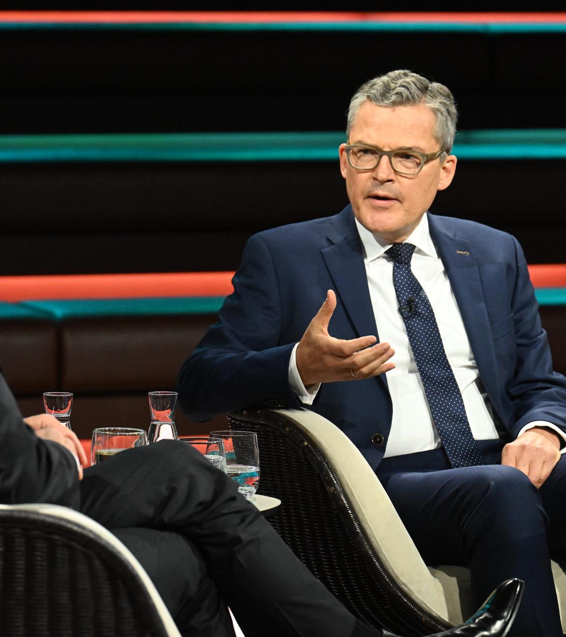 Markus Lanz (l.) und Roderich Kiesewetter (r.) unterhalten sich.