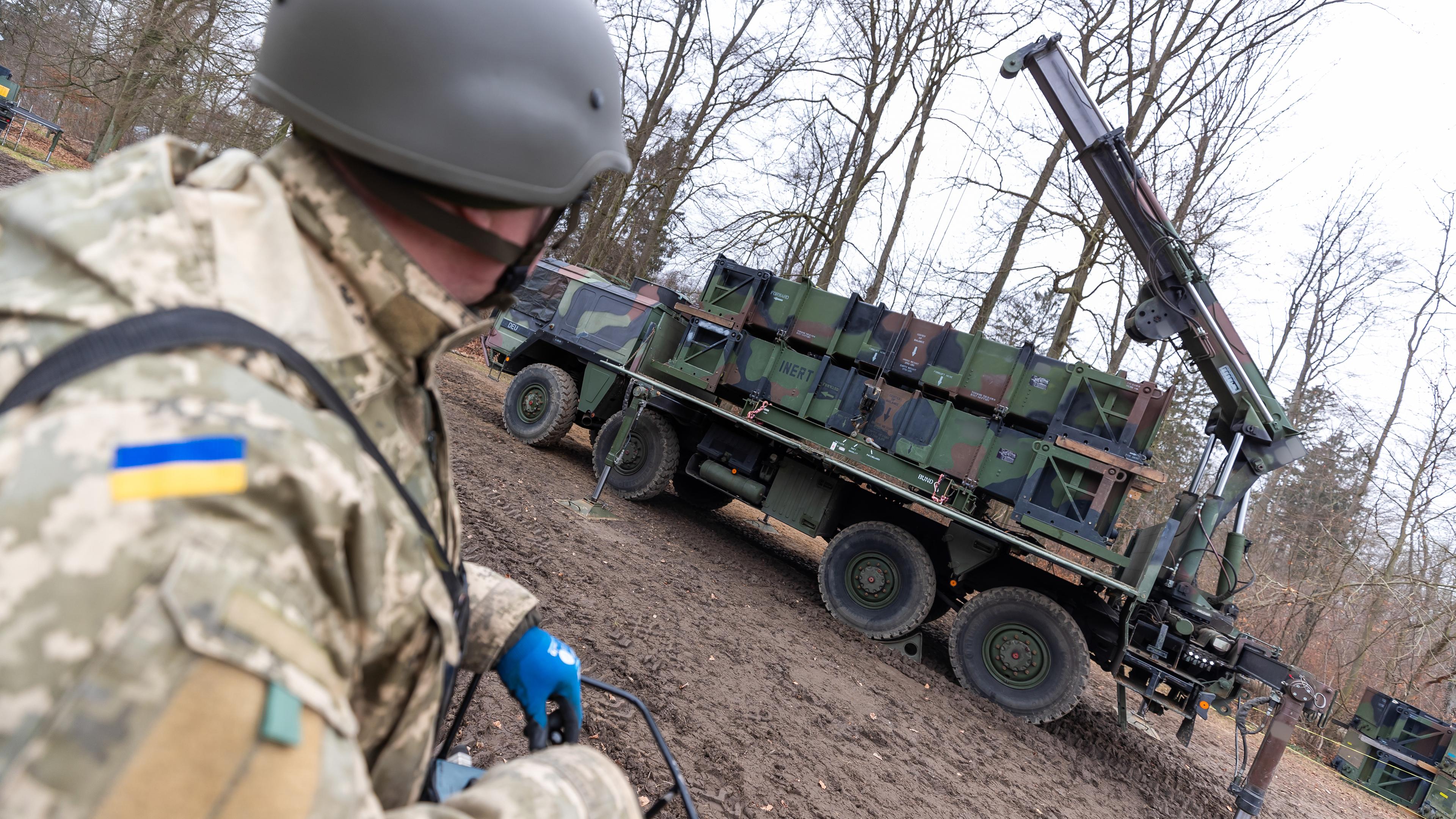 Ukrainische Soldaten lernen an Patriot-Flugabwehrraketensystem