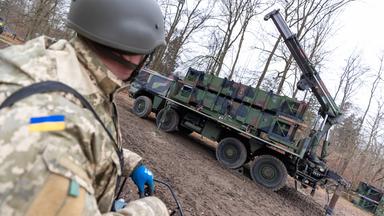 Ukrainische Soldaten lernen an Patriot-Flugabwehrraketensystem