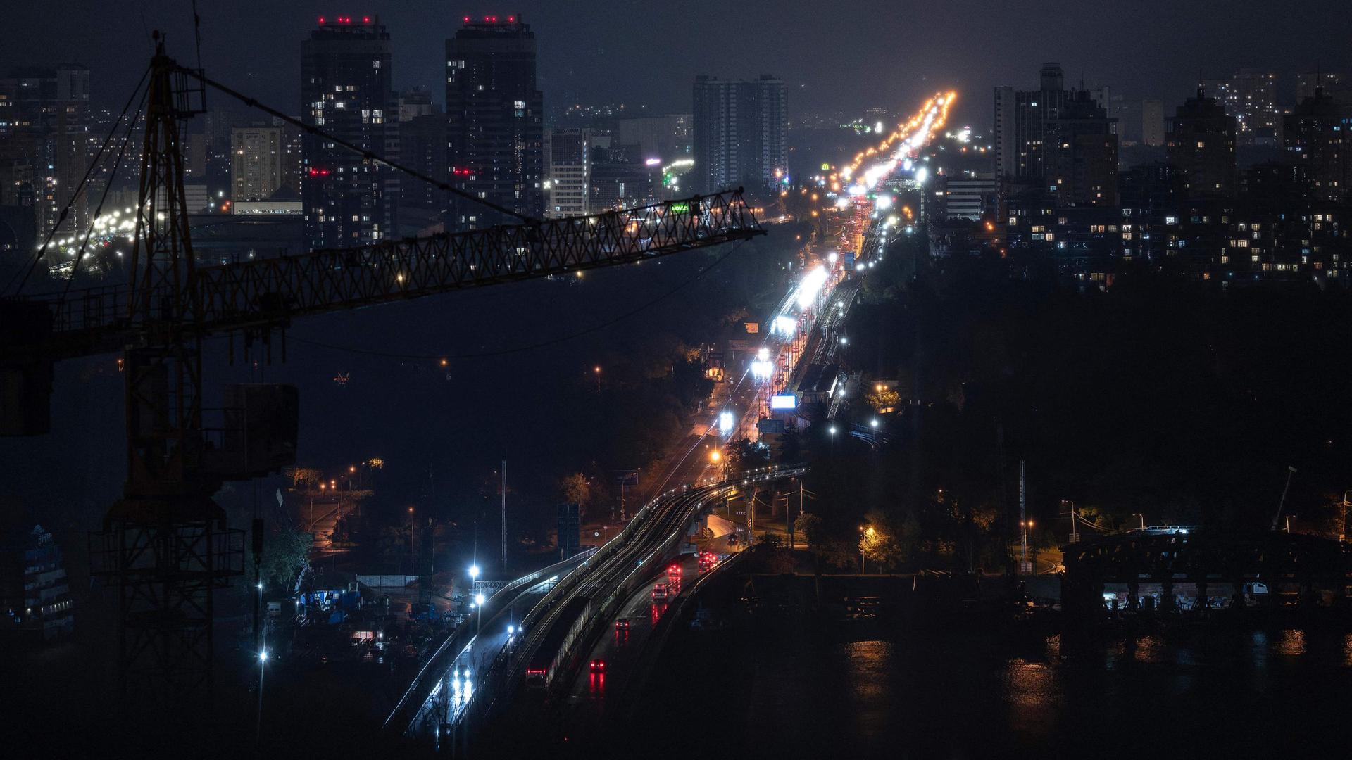 Nach russischen Angriffen auf Kiew sind große Teile der Stadt ohne Strom. Aufgenommen am 10.10.2025.