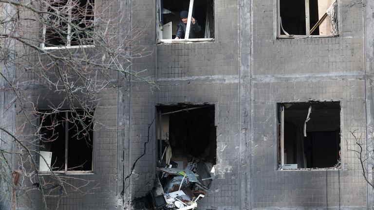 Ein Anwohner räumt Trümmer am Ort eines russischen Angriffs auf ein fünfstöckiges Wohnhaus in Kiew.