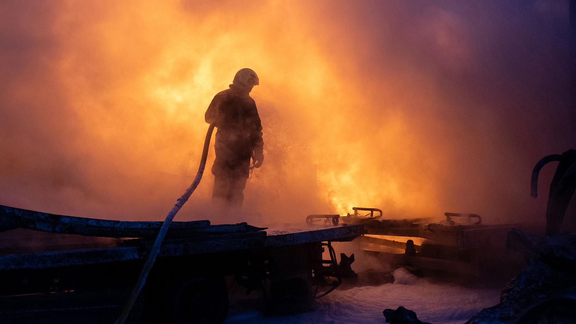 Ukrainische Rettungskräfte löschen am 24. Januar 2026 in Kiew einen Brand an der Einschlagstelle nach einem russischen Luftangriff.