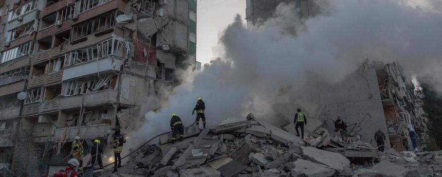 Rettungskräfte arbeiten am 14. Mai 2026 in Kiew an einem teilweise zerstörten Wohngebäude nach russischen Drohnen- und Raketenangriffen im Zuge des russischen Angriffskriegs gegen die Ukraine.