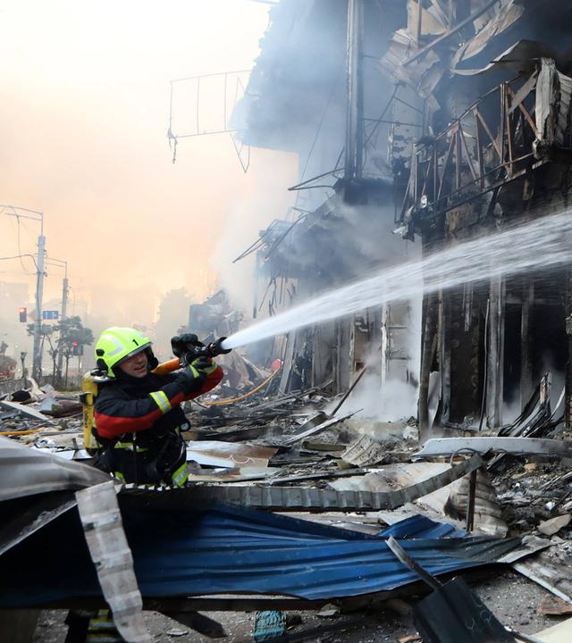 Ein Feuerwehrmann versucht, einen Brand in einem Einkaufszentrum in Kiew, Ukraine, am 24.05.2026 zu löschen.