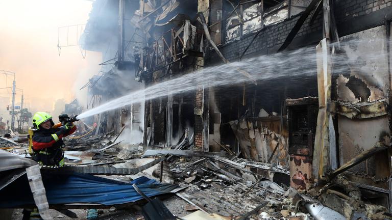 Ein Feuerwehrmann versucht, einen Brand in einem Einkaufszentrum in Kiew, Ukraine, am 24.05.2026 zu löschen.