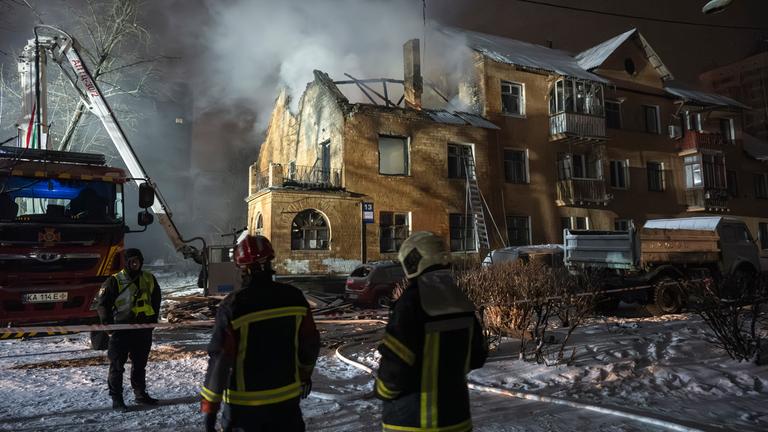 Ukrainische Rettungskräfte arbeiten am Ort eines russischen Angriffs auf ein Wohngebäude in Kiew am 9. Januar 2026.