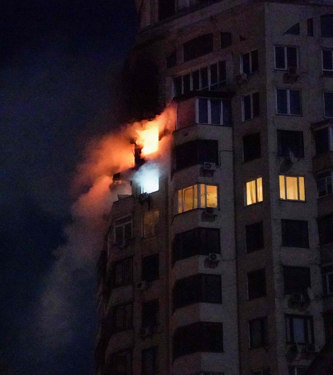 Ein brennendes Haus im ukrainischen Kiew