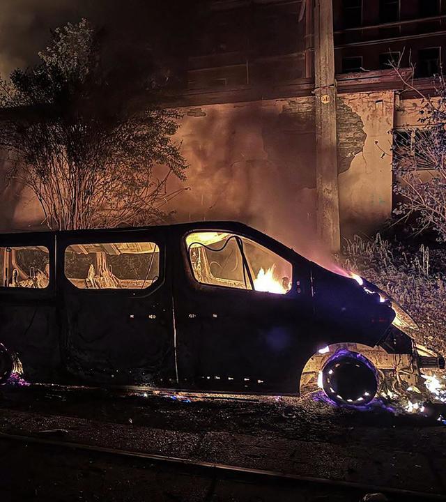 Ein Fahrzeug brennt nach einem russischen Raketenangriff auf die ukrainische Hauptstadt Kiew.
