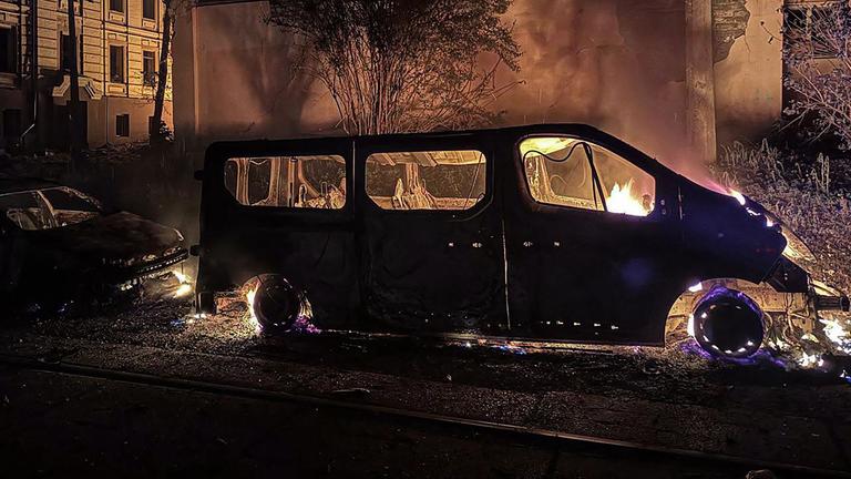 Ein Fahrzeug brennt nach einem russischen Raketenangriff auf die ukrainische Hauptstadt Kiew.