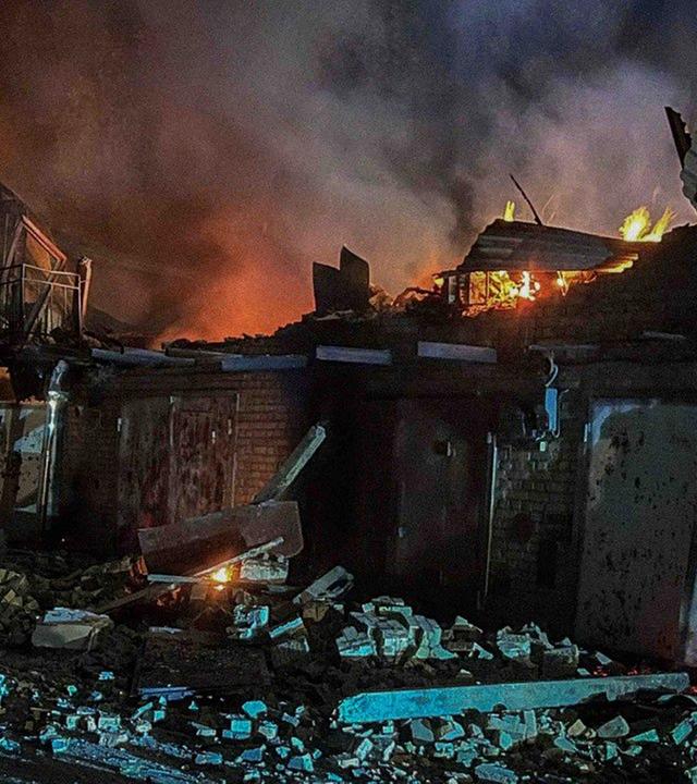 Auf diesem vom ukrainischen Katastrophenschutz zur Verfügung gestellten Foto arbeiten Ersthelfer daran, ein Feuer nach einem russischen Angriff in der Region Kiew zu löschen. 