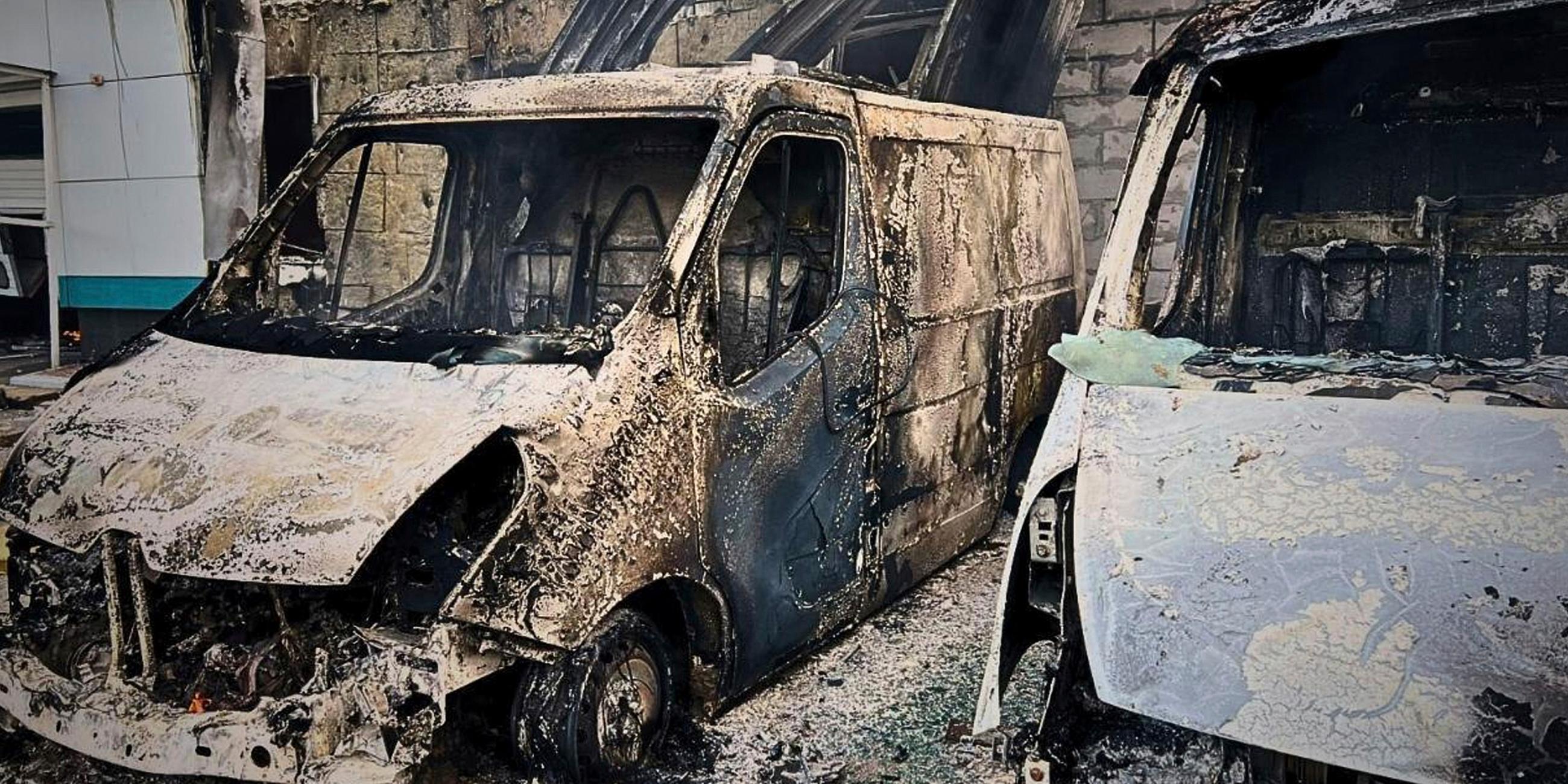 Ausgebrannte Autos nach einem Drohnenangriff in Kiew am 18.05.2025