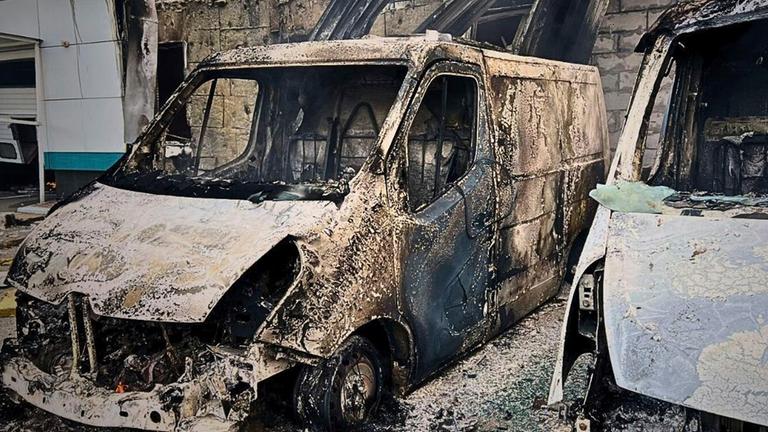 Ausgebrannte Autos nach einem Drohnenangriff in Kiew am 18.05.2025