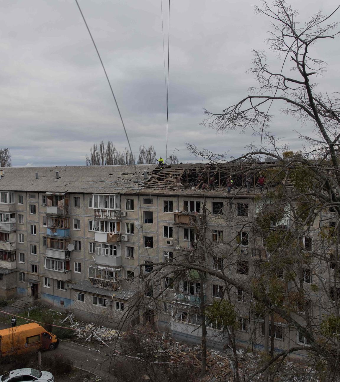 Ein Wohnhaus in Kiew ist betroffen von einem Drohnenangriff. Das Dach ist vollkommen zerstört.