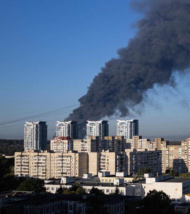 Nach einem russischen Drohnenagriff steigt Rauch über einem Stadtteil in Kiew auf.