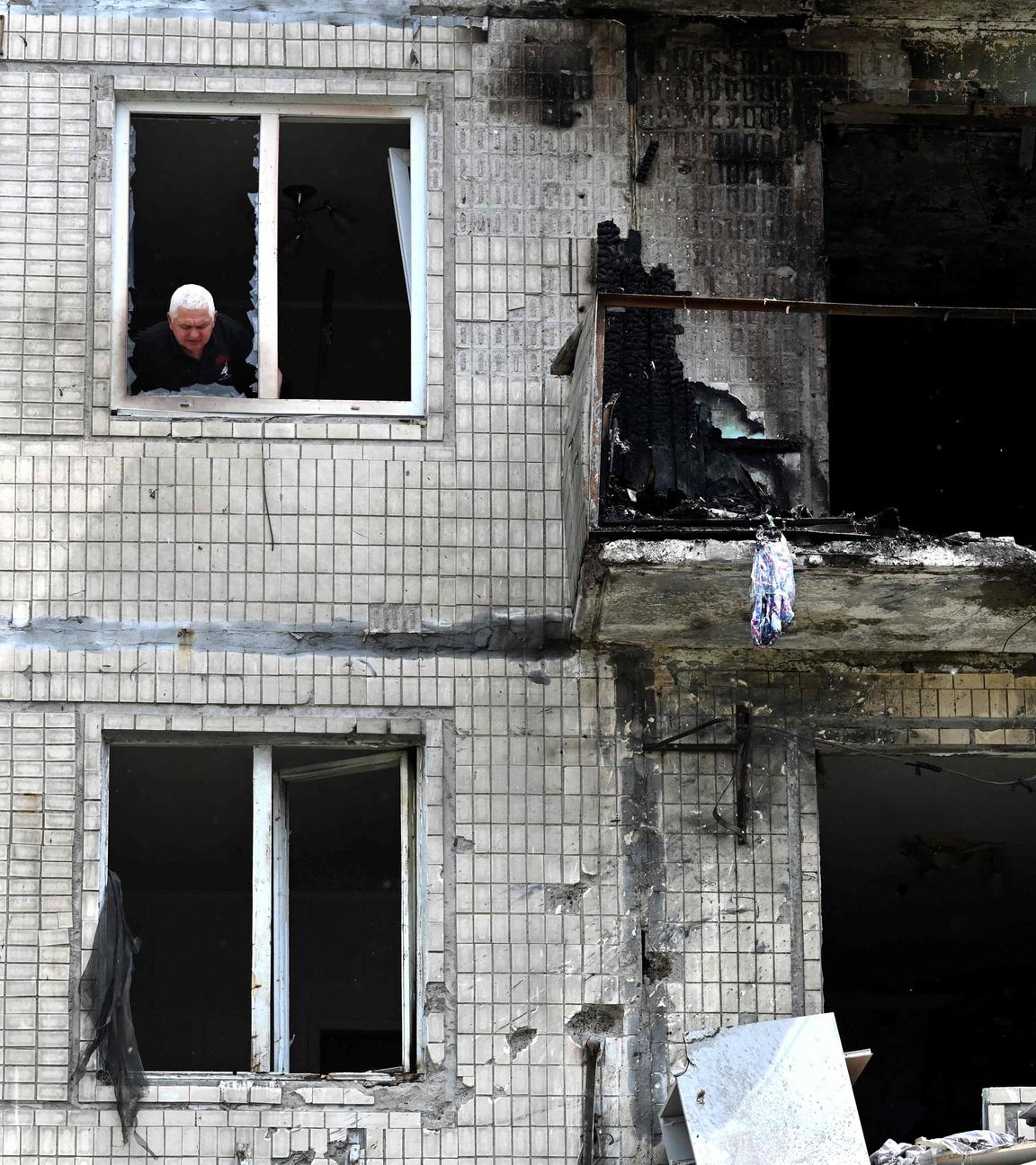 Kiew: Ein Bewohner blickt aus dem Fenster eines Hauses, das am 24. Mai 2025 von einer russischen Drohne getroffen wurde. 