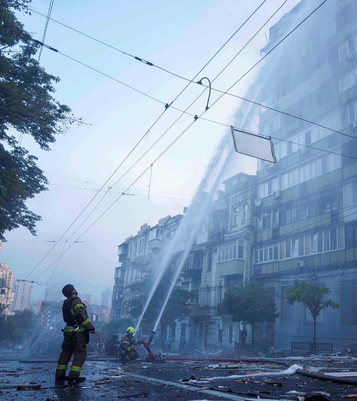 Rettungskräfte löschen am Donnerstag, dem 10. Juli 2025, den Brand eines durch einen russischen Angriff schwer beschädigten Wohnhauses in Kiew, Ukraine. 