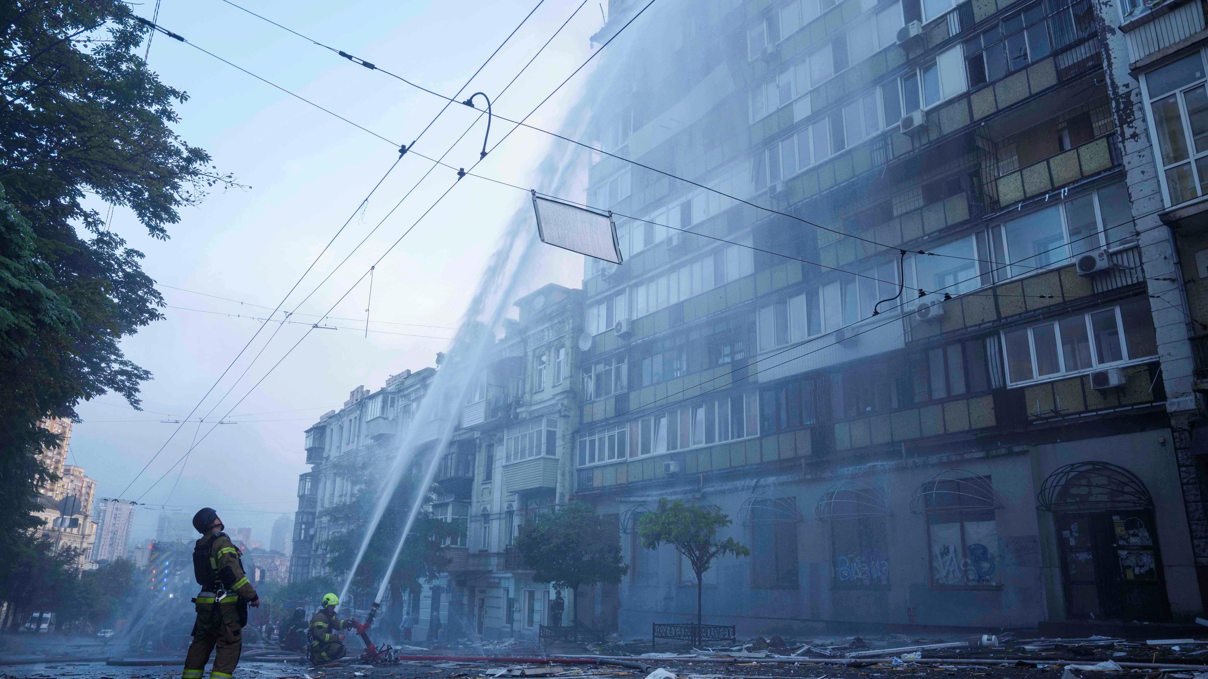 Rettungskräfte löschen am Donnerstag, dem 10. Juli 2025, den Brand eines durch einen russischen Angriff schwer beschädigten Wohnhauses in Kiew, Ukraine. 