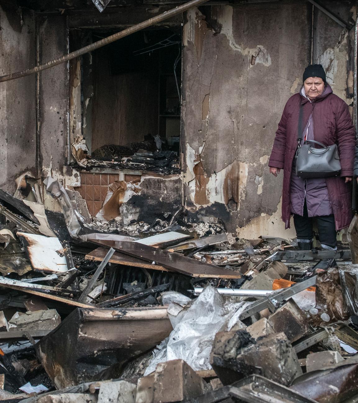 Ein Mann begutachtet die Zerstörung nach einem russischen Angriff auf ein neunstöckiges Wohngebäude in der Stadt Wyshhorod in der Region Kyjiw, Ukraine, am 30. November 2025.