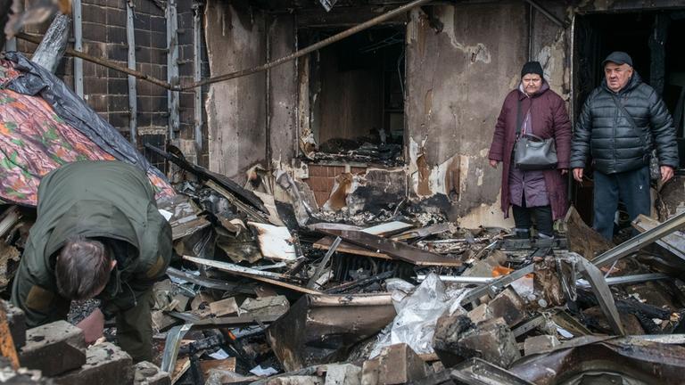 Ein Mann begutachtet die Zerstörung nach einem russischen Angriff auf ein neunstöckiges Wohngebäude in der Stadt Wyshhorod in der Region Kyjiw, Ukraine, am 30. November 2025.