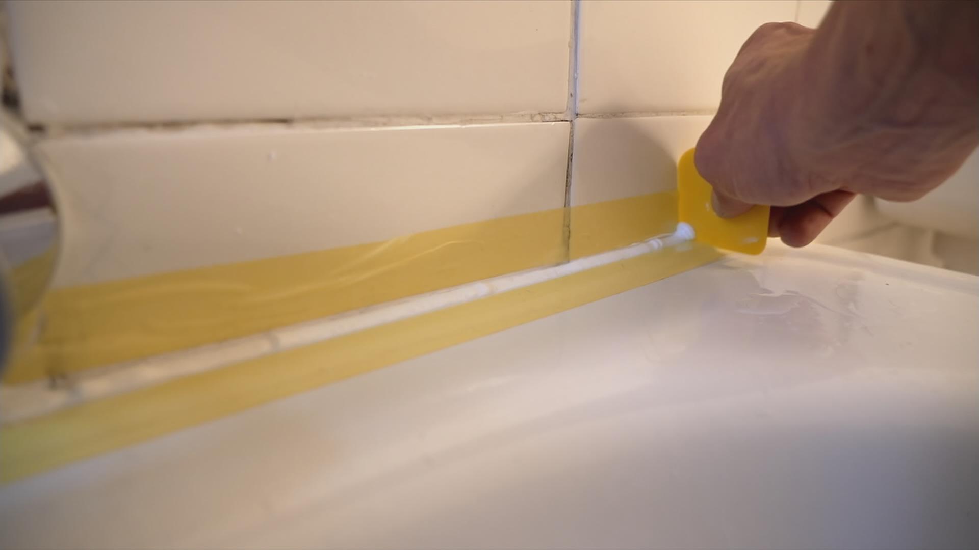 Silikonfuge wird gemacht 