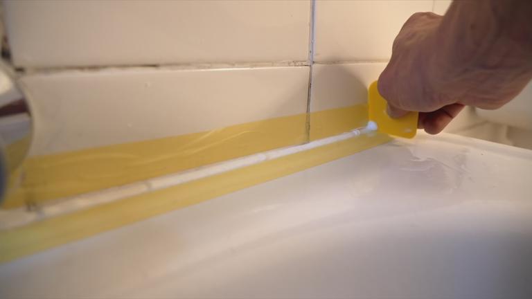 Silikonfuge wird gemacht 