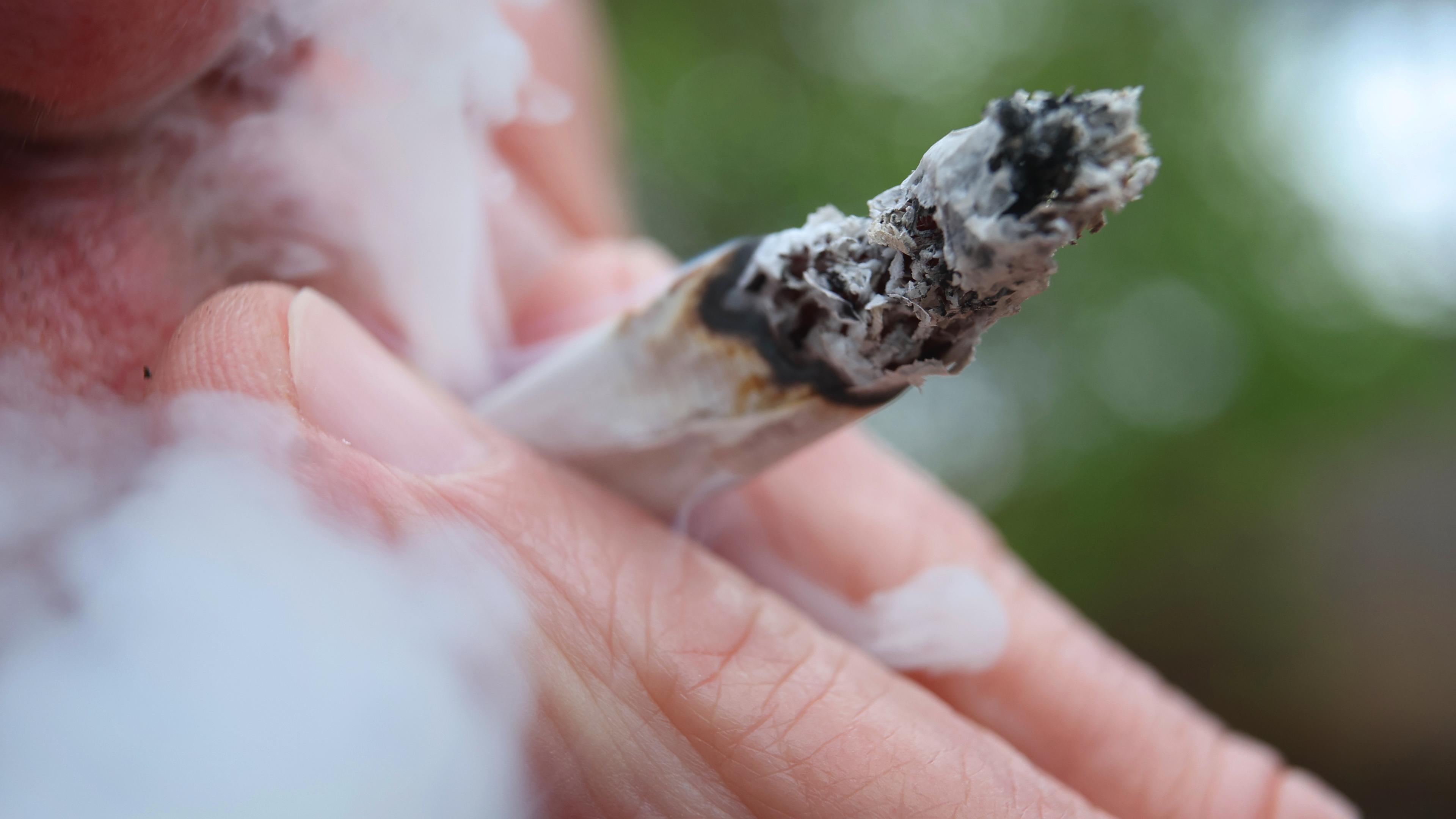  Ein Mann raucht einen Joint