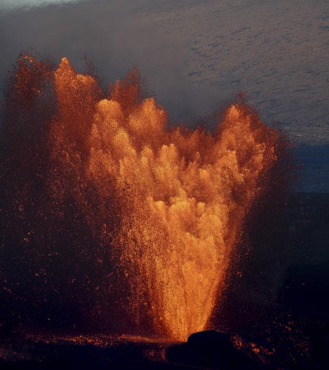 der herzförmige Ausbruch) Diese beeindruckenden Aufnahmen zeigen einen herzförmigen Vulkanausbruch. Man sieht, wie die Lava beim Ausbruch des Vulkans auf Hawaii (USA) die Form eines Herzens annimmt. 