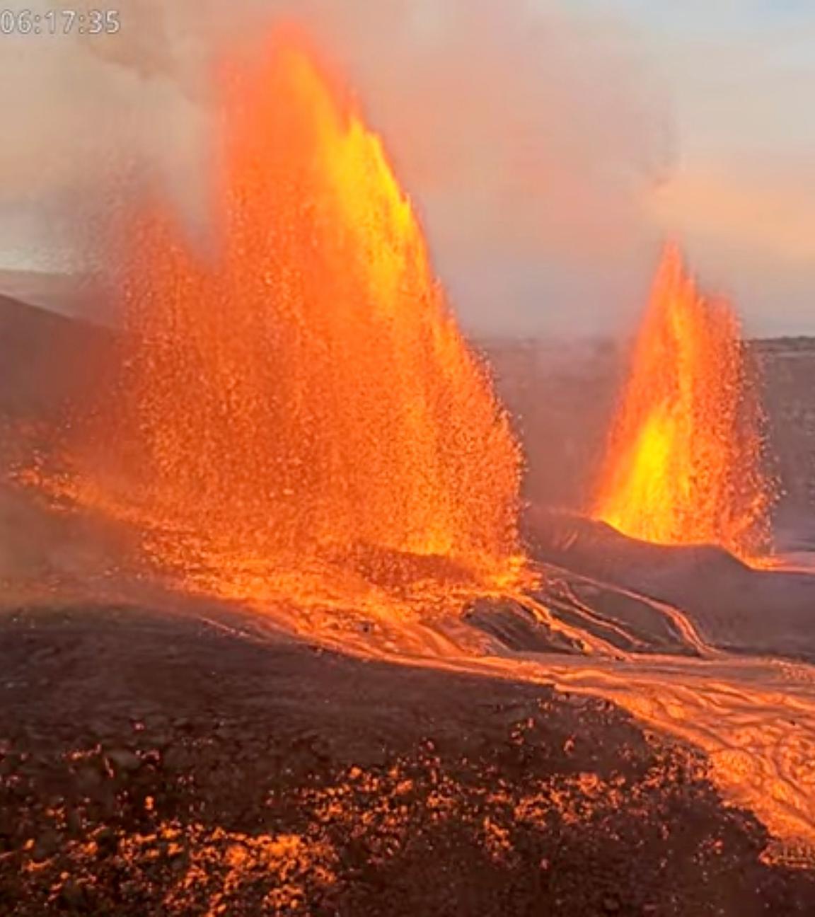 Dieses Bild aus einer Webcam-Aufnahme des United States Geological Survey (USGS) zeigt Lavafontänen, die in der jüngsten Episode eines andauernden Ausbruchs des Vulkans Kilauea im Hawaii Volcanoes National Park am Mittwoch, dem 1. Oktober 2025, auf Hawaii in die Luft schießen.