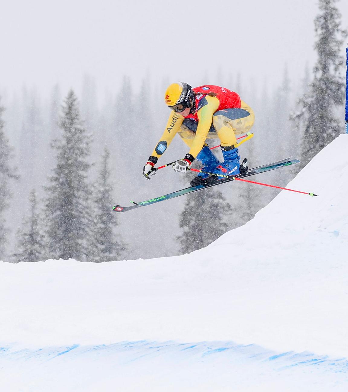 Der deutsche Freestyle-Skifahrer Kilian Himmelsbach springt beim FIS Skicross Weltcup in Gallivare vom Hügel ab