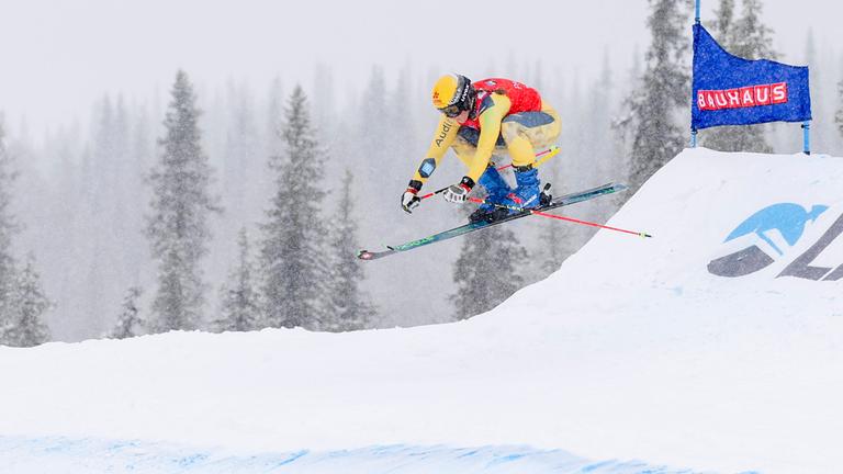 Der deutsche Freestyle-Skifahrer Kilian Himmelsbach springt beim FIS Skicross Weltcup in Gallivare vom Hügel ab