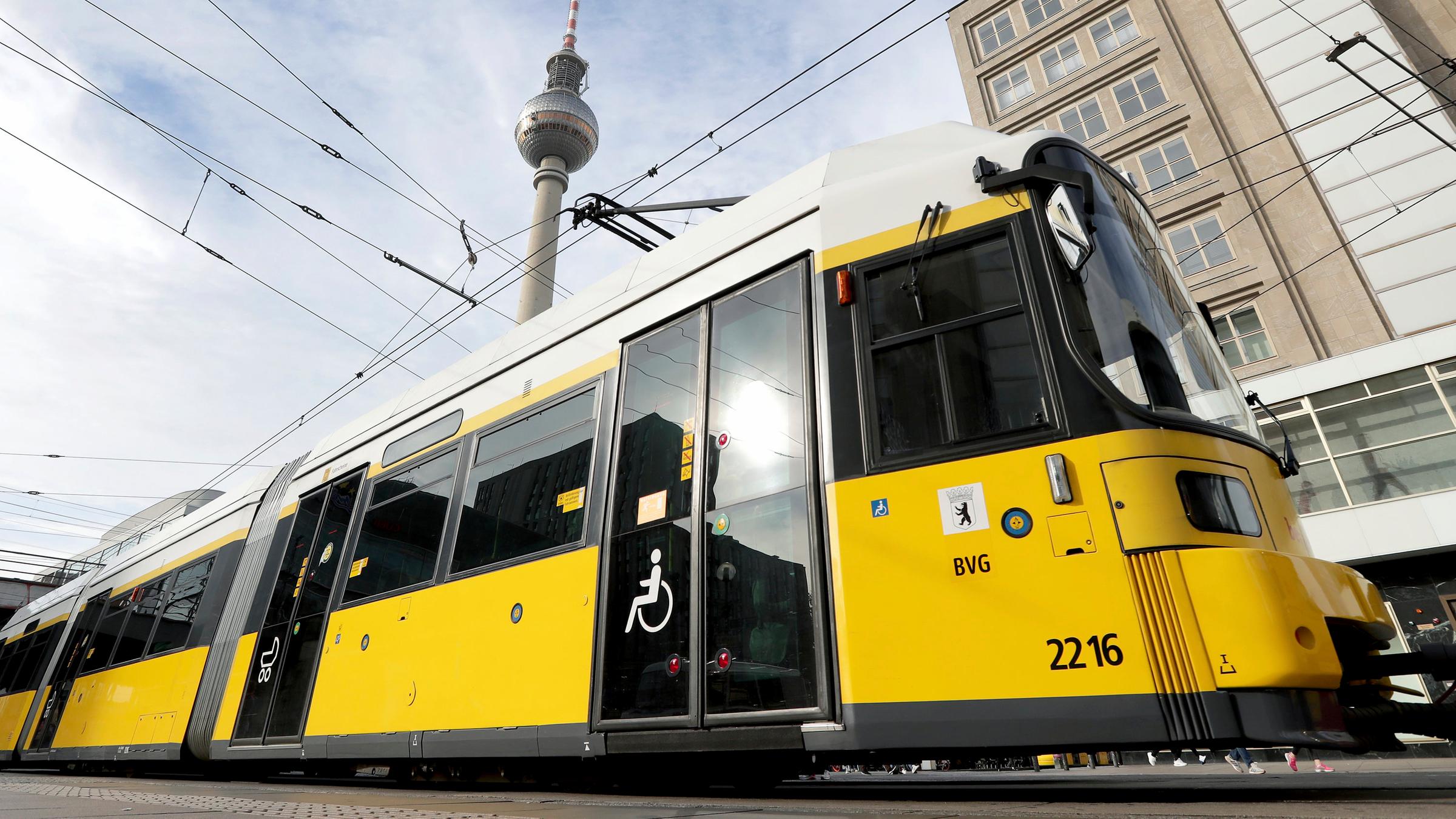Das Bild zeigt eine U-Bahn in Berlin mit dem Fernsehturm im Hintergrund. 