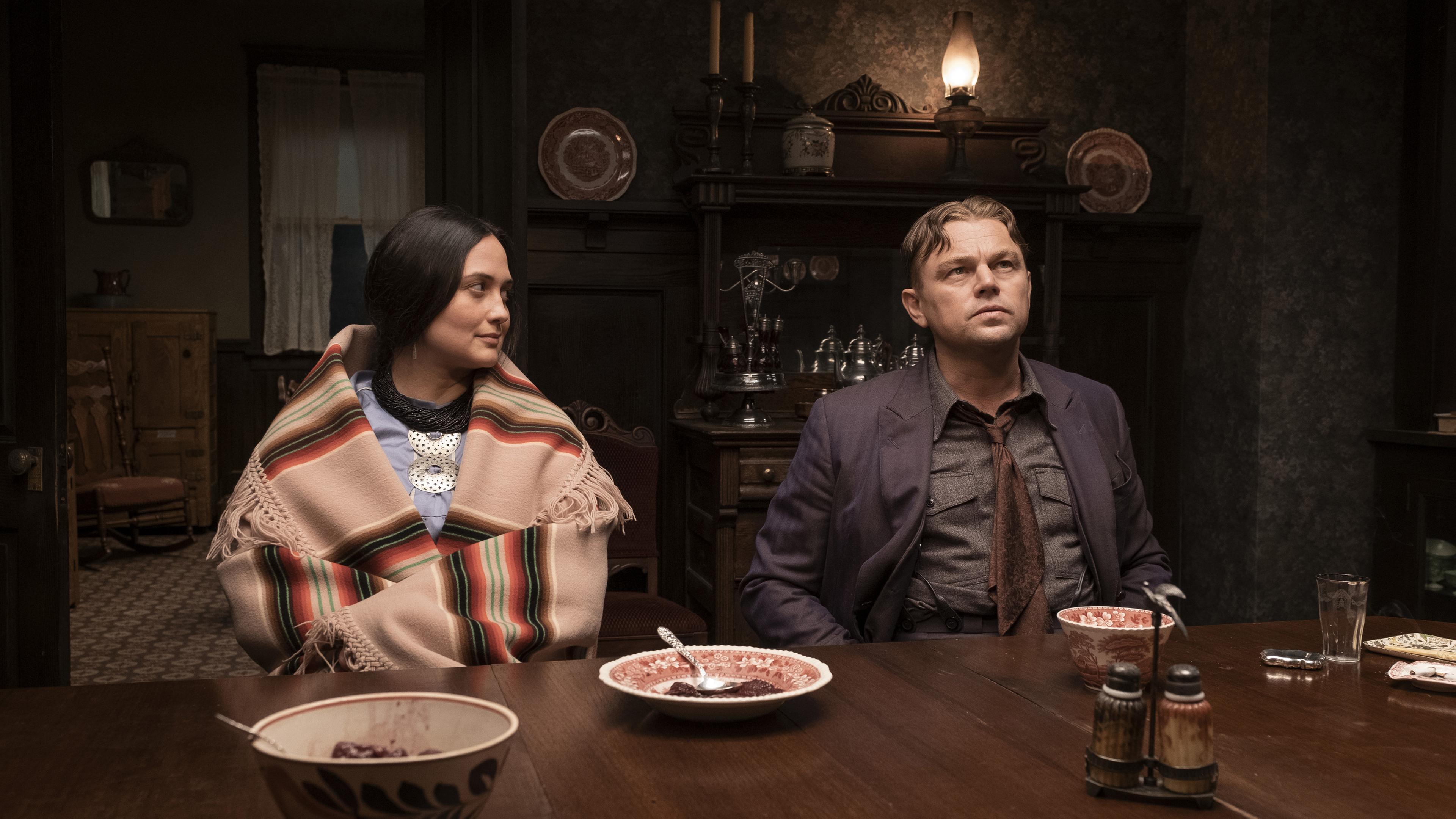 Lily Gladstone (l) und Leonardo DiCaprio in einer Szene aus "Killers of the Flower Moon"