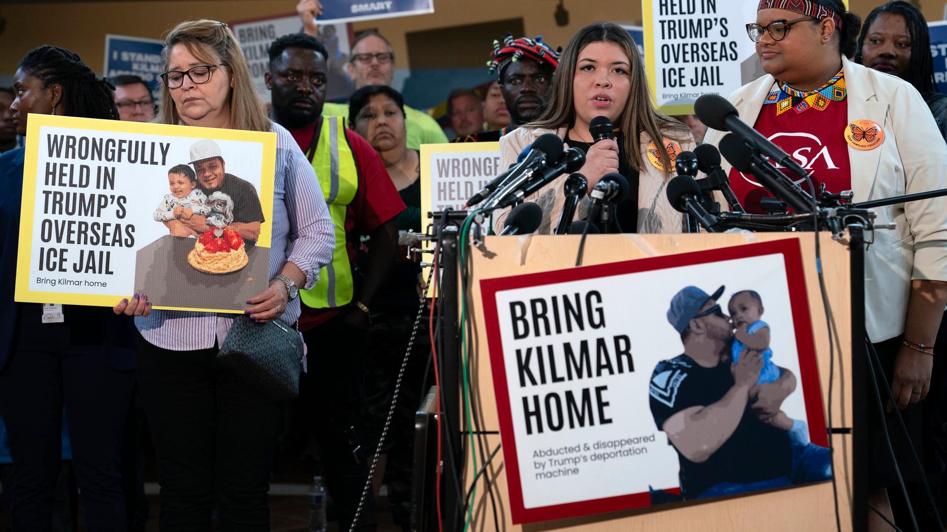 Jennifer Vasquez Sura, die Frau von Kilmar Abrego Garcia, bei einer Pressekonferenz