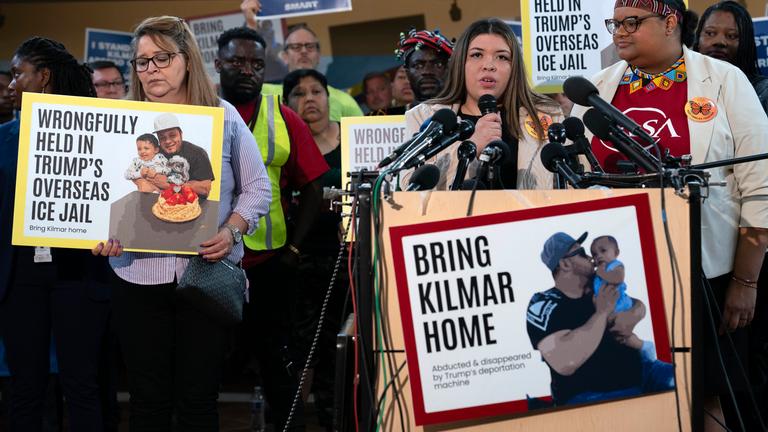 Jennifer Vasquez Sura, die Frau von Kilmar Abrego Garcia, bei einer Pressekonferenz