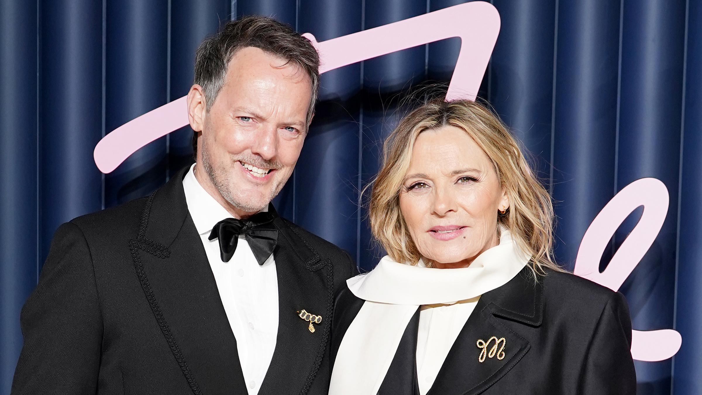 Kim Cattrall und ihr Partner Russel Thomas posieren bei einer Gala zusammen für die Kamera. 