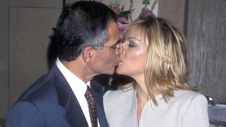Kim Cattrall und ihr Mann Mark Levinson küssen sich.